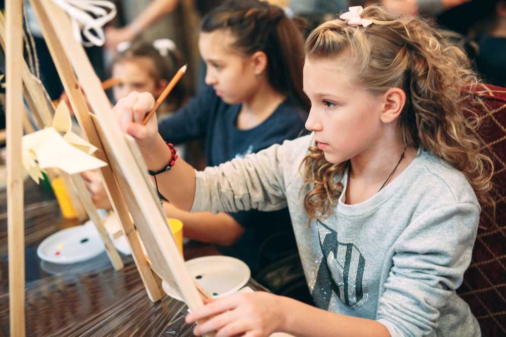 Children learn to draw in the classroom